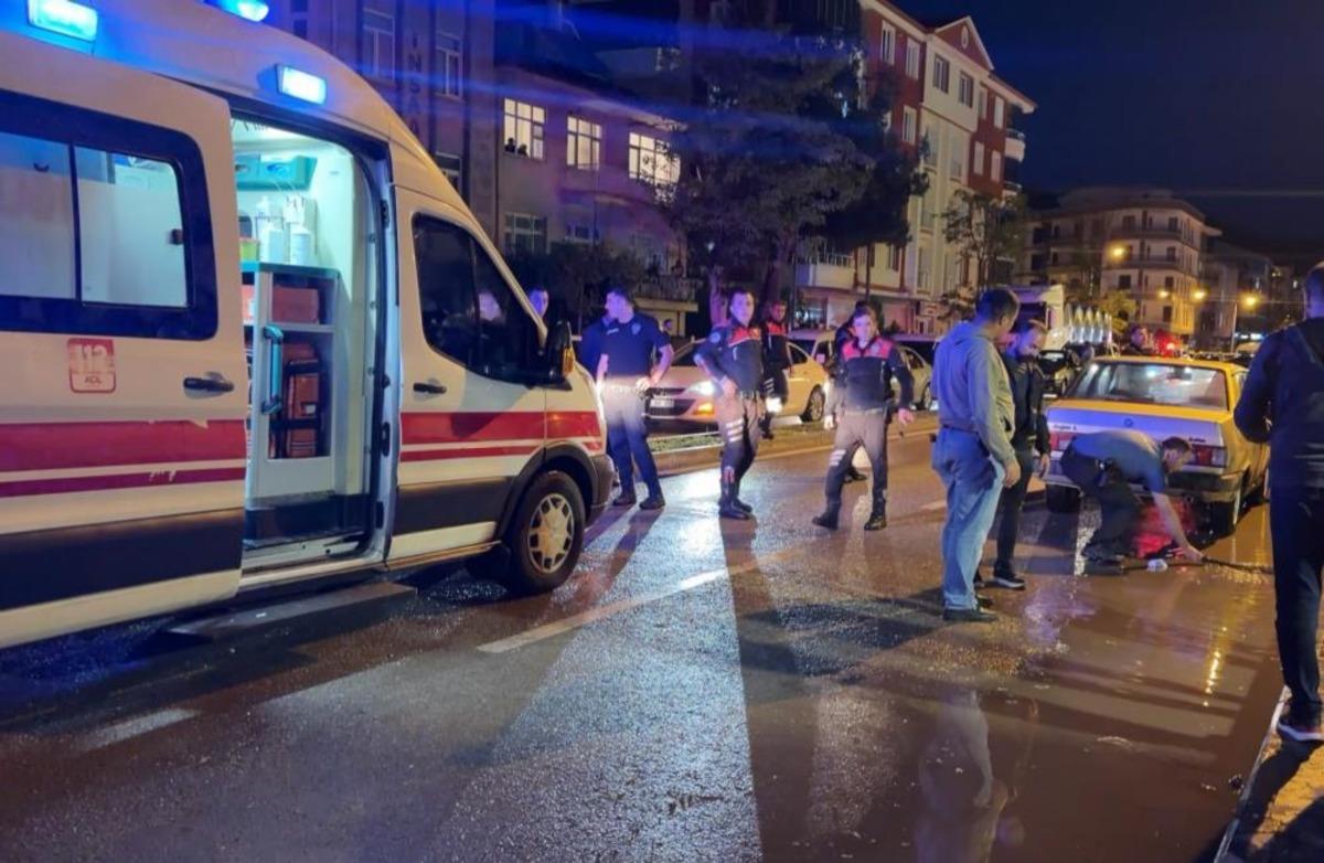 Öfkeli baba, kızını rahatsız eden gencin kulağını kesti: 1 i polis 2 yaralı 4