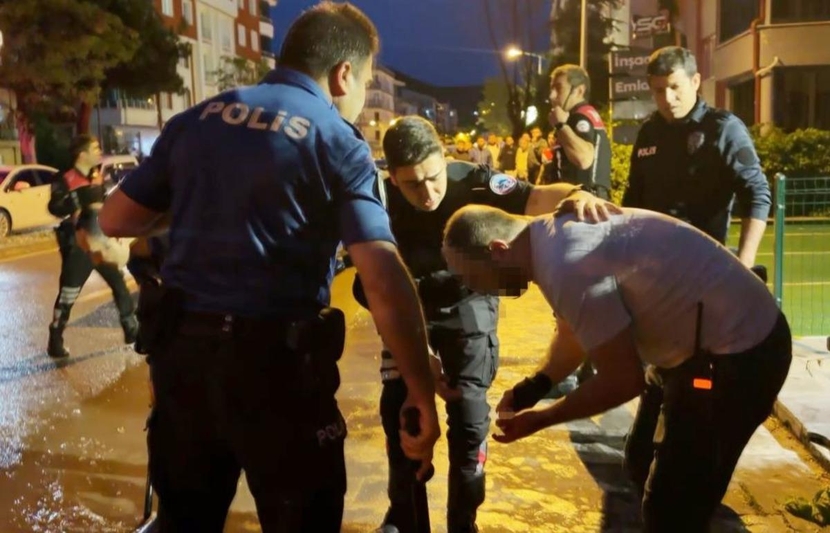 Öfkeli baba, kızını rahatsız eden gencin kulağını kesti: 1 i polis 2 yaralı 1