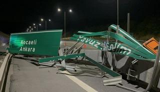 Kamyonun a&ccedil;ılan damperi tabelaya &ccedil;arptı