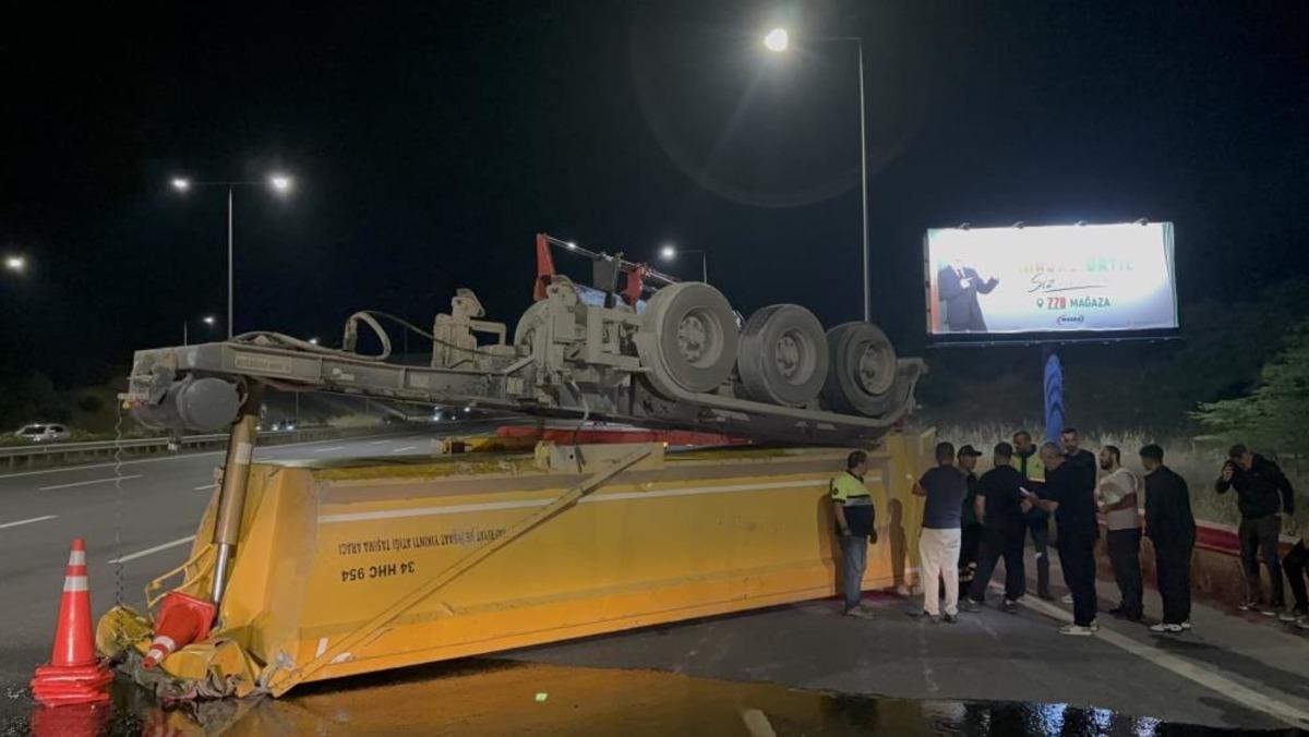 Kuzey Marmara Otoyolu’nda kamyonun açılan damperi tabelaya çarptı: Kapanan yol trafiğe açıldı 1