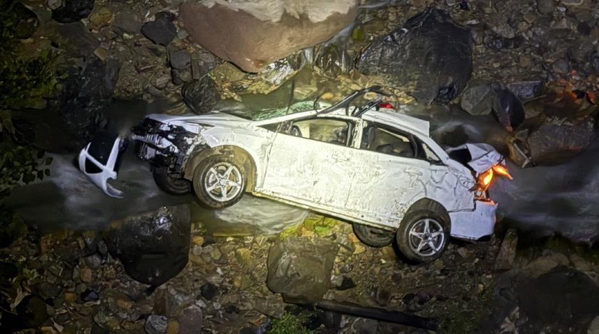 Bing&ouml;l'de dere yatağına devrilen otomobildeki 1 kişi &ouml;ld&uuml;, 1 kişi yaralandı