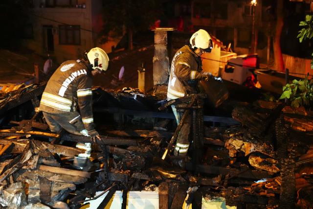 Gaziosmanpaşa da 3 gecekondu yandı 2