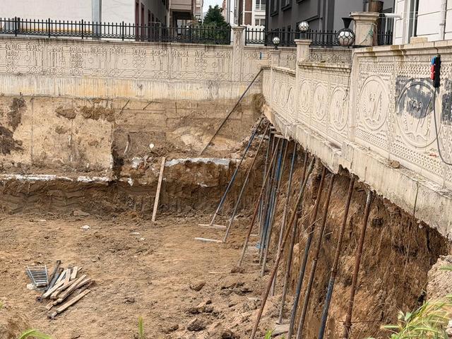 İnşaatta g&ouml;renleri hayrete d&uuml;ş&uuml;ren g&uuml;venlik &ouml;nlemi