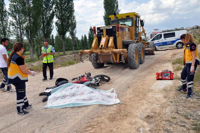 Greyderin altında kalan motosiklet sürücüsü öldü