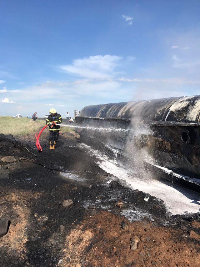 Ham petrol yüklü tanker, kaza yaptıktan sonra yandı
