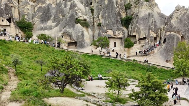 Kapadokya'nın rengi değişti: Peri bacaları yeşile büründü