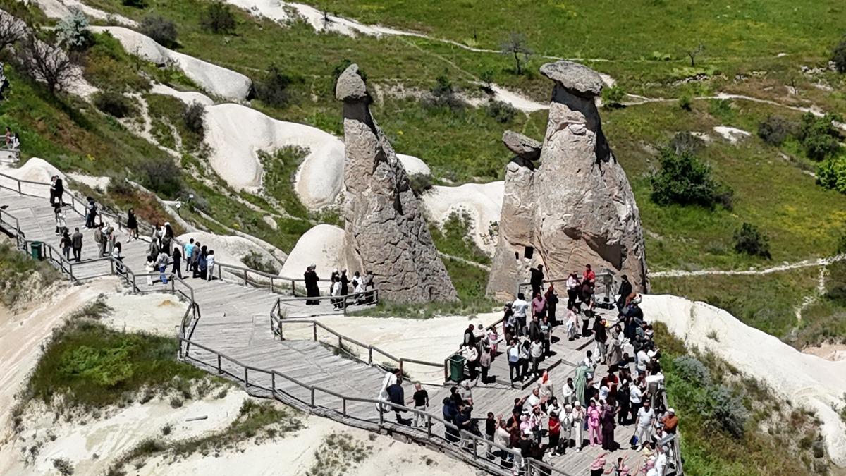 Kapadokya nın rengi değişti: Peri bacaları yeşile büründü 2