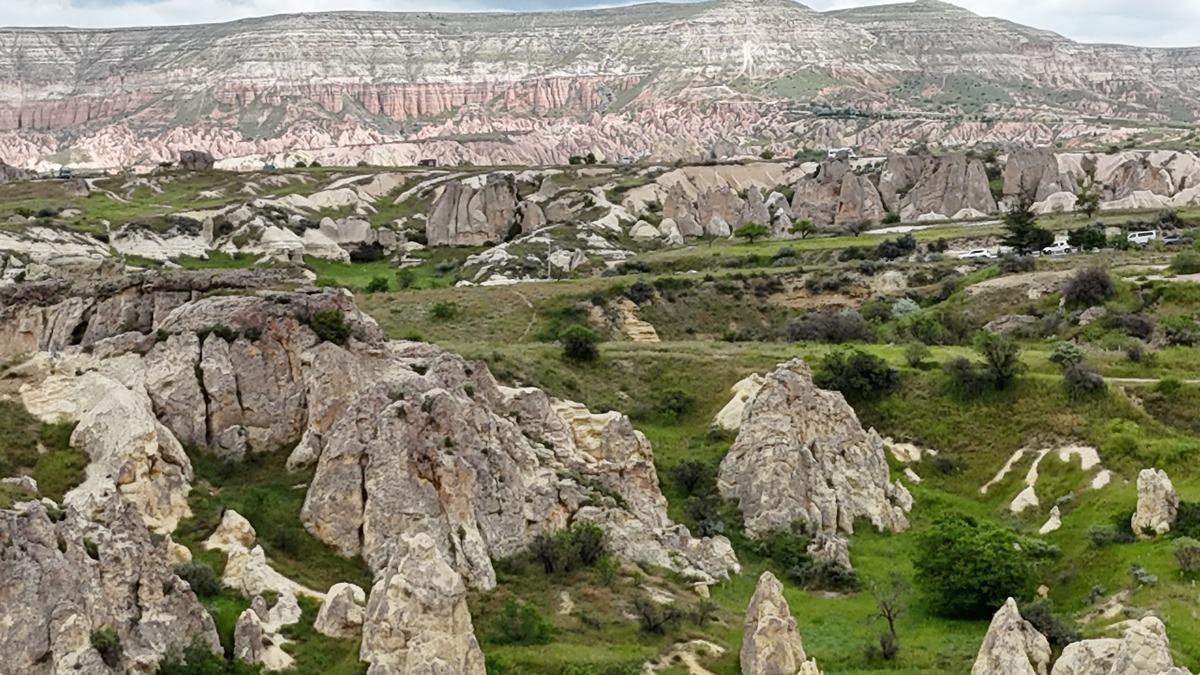 Kapadokya nın rengi değişti: Peri bacaları yeşile büründü 1