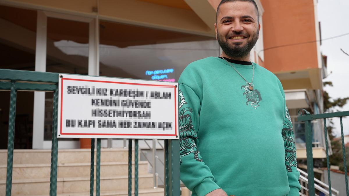 Kapısına yazdığı kadınlarla ilgili yazı şehirde gündem oldu