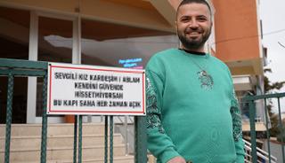 Kapısına yazdığı kadınlarla ilgili yazı şehirde g&uuml;ndem oldu
