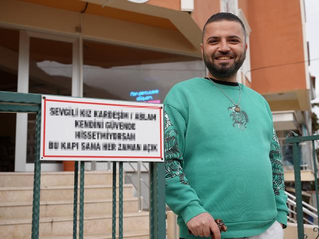 Kapısına yazdığı kadınlarla ilgili yazı şehirde g&uuml;ndem oldu