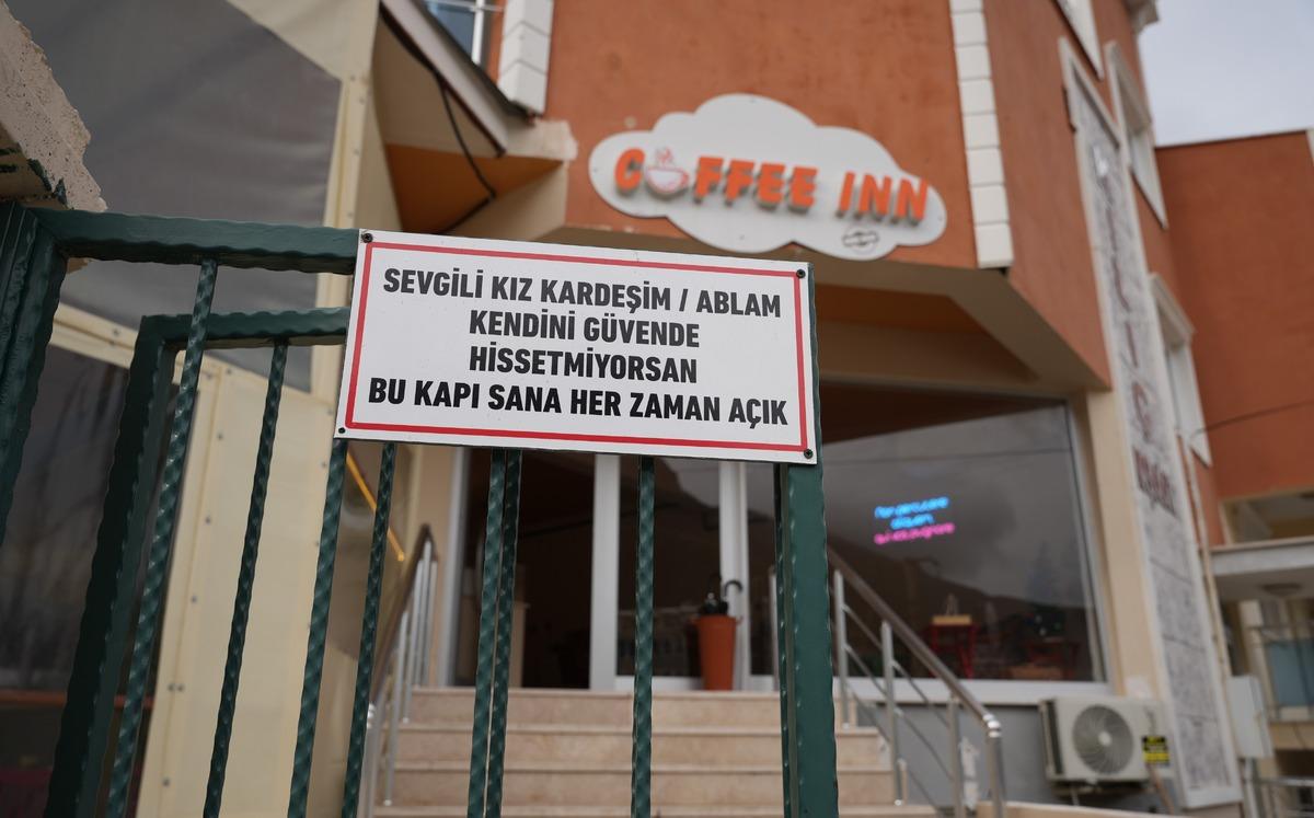 Kapısına yazdığı kadınlarla ilgili yazı şehirde gündem oldu 1