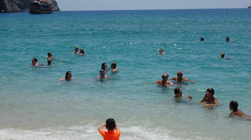 Alanya sahillerinde yaz sıcaklığı başladı