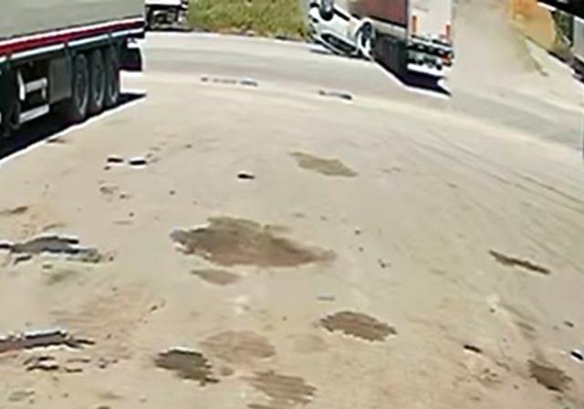 Edirne de otomobille TIR çarpıştı! Yaralılar var 3