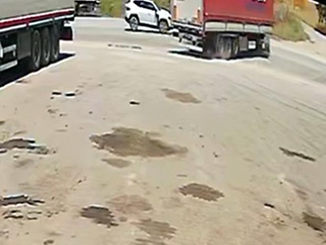 Edirne'de otomobille TIR &ccedil;arpıştı! Yaralılar var