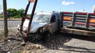 Ters yönden giden hafif ticari araç direğe çarptı: 1 yaralı