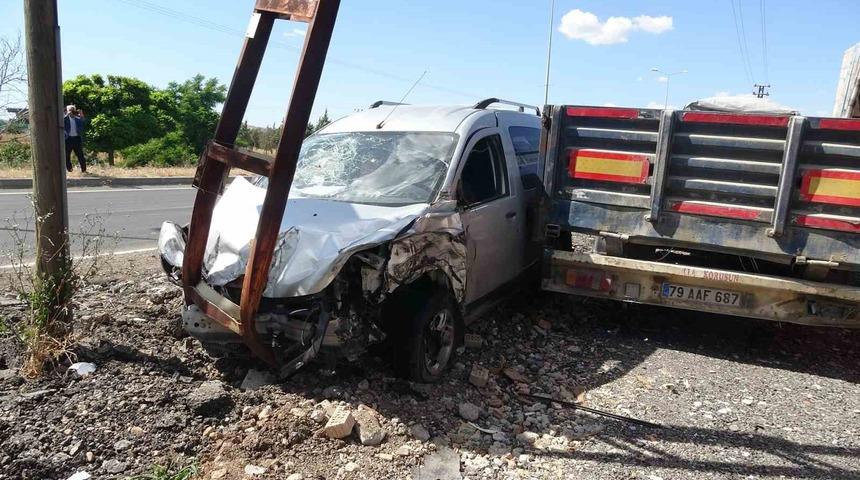 Ters y&ouml;nden giden hafif ticari ara&ccedil; direğe &ccedil;arptı: 1 yaralı