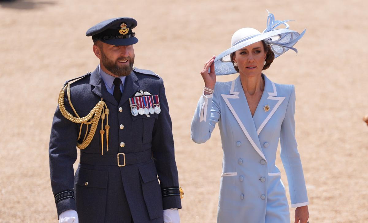Kate Middleton ın uçuk mavi kıyafeti ve Prenses Diana 1