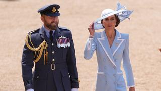 Kate Middleton'ın uçuk mavi kıyafeti ve Prenses Diana 