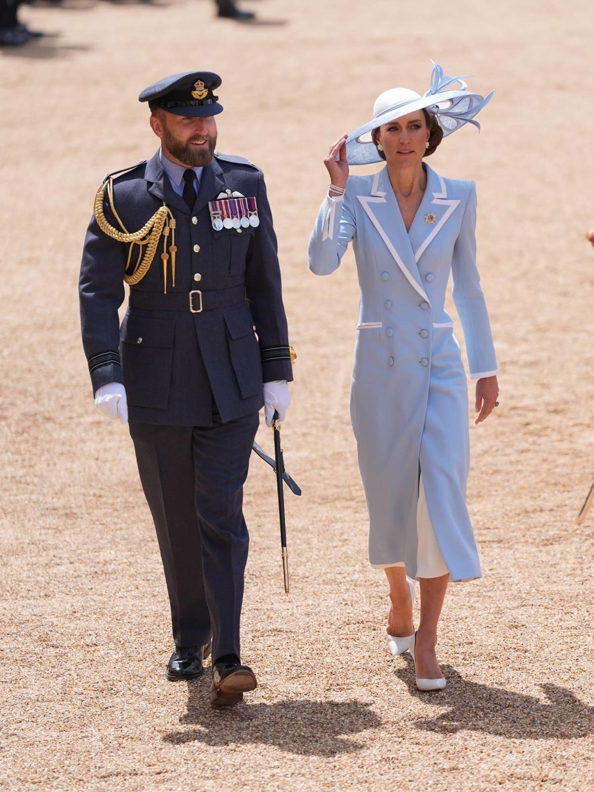 Kate Middleton ın uçuk mavi kıyafeti ve Prenses Diana 3