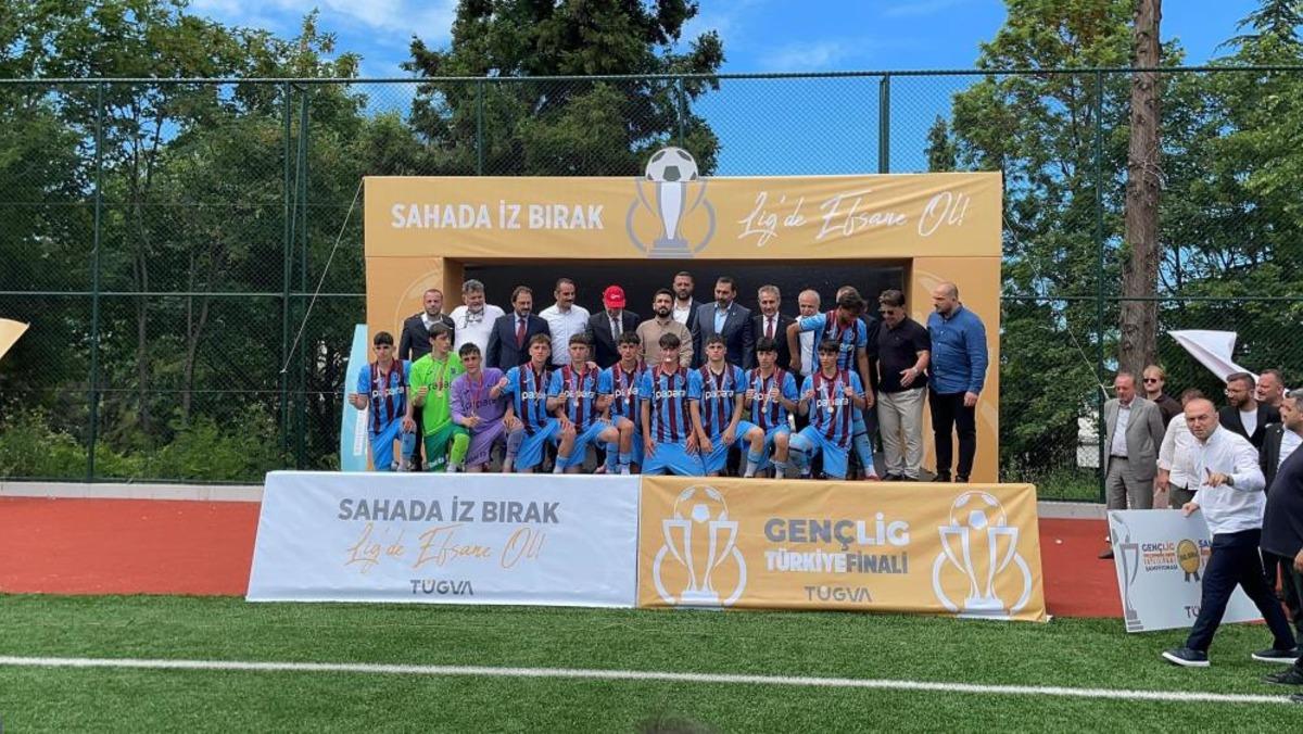 Araklı Saffet &Ccedil;ebi Lisesi nin şampiyonluk sevinci 1