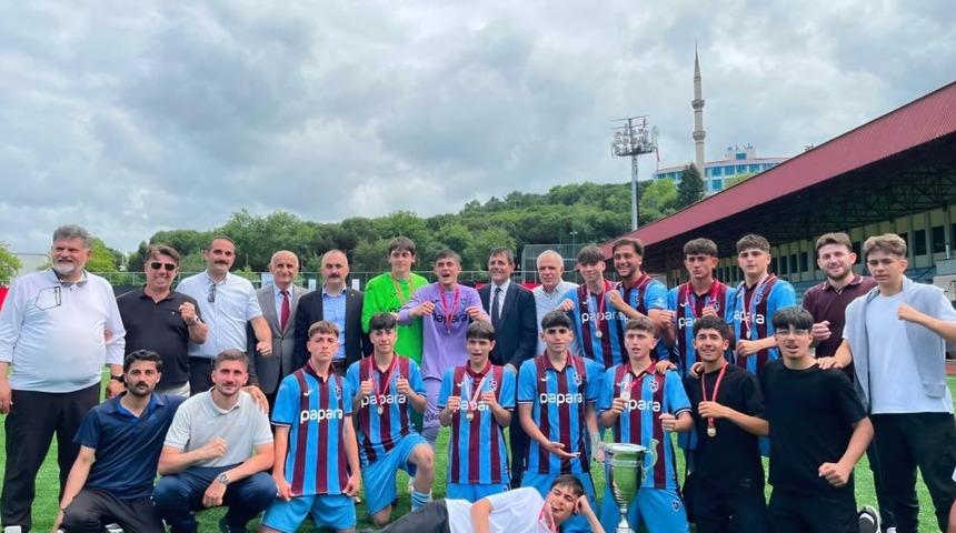 Araklı Saffet &Ccedil;ebi Lisesi'nin şampiyonluk sevinci
