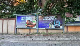 CHP'li &Uuml;sk&uuml;dar Belediyesi&rsquo;ne ait reklam panolarında AK Parti reklamları yayınlandı