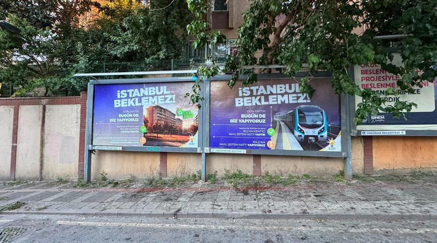 CHP'li &Uuml;sk&uuml;dar Belediyesi&rsquo;ne ait reklam panolarında AK Parti reklamları yayınlandı