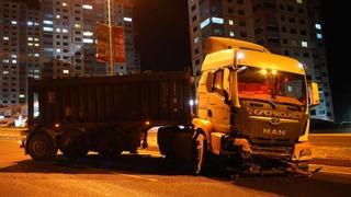 Lastiği patlayan tır, önce su kanalına sonra refüje çarptı: 1 yaralı 