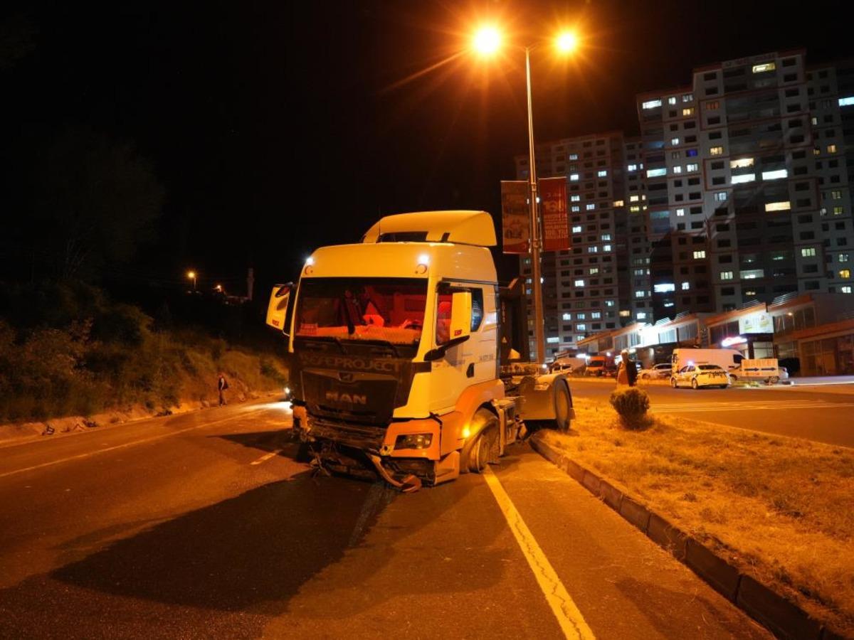 Lastiği patlayan tır, &ouml;nce su kanalına sonra ref&uuml;je &ccedil;arptı: 1 yaralı  1