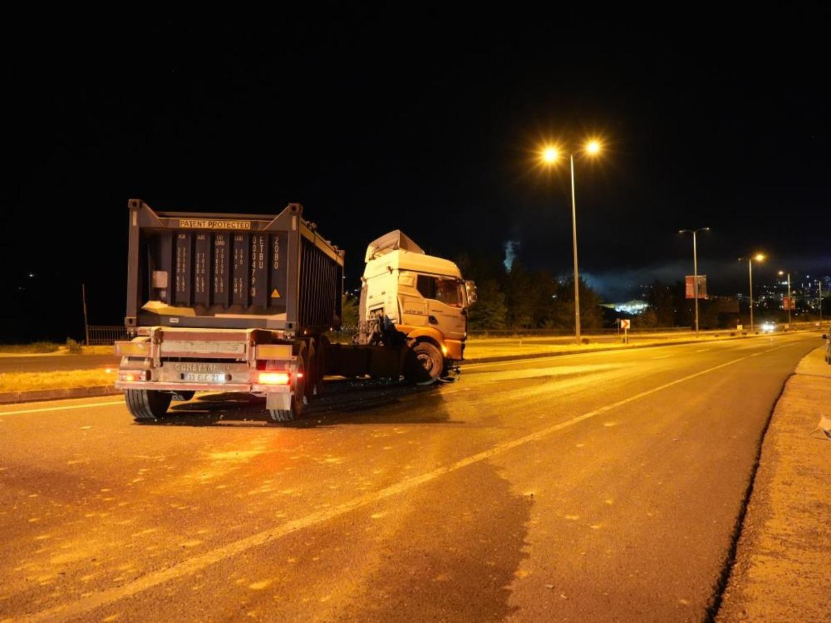 Lastiği patlayan tır, &ouml;nce su kanalına sonra ref&uuml;je &ccedil;arptı: 1 yaralı  2