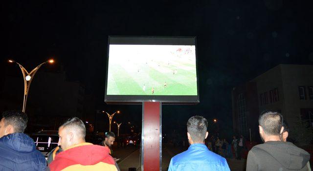Erciş'te Ultraslan, şampiyonluk maçını dev ekranda izledi