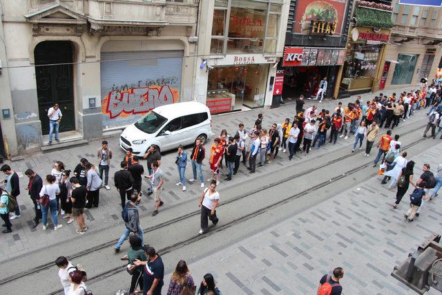 İstiklal Caddesi'nde metrelerce bilet kuyruğu