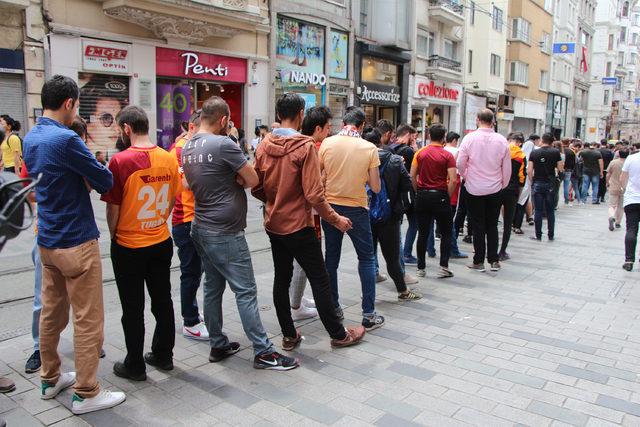 İstiklal Caddesi'nde metrelerce bilet kuyruğu