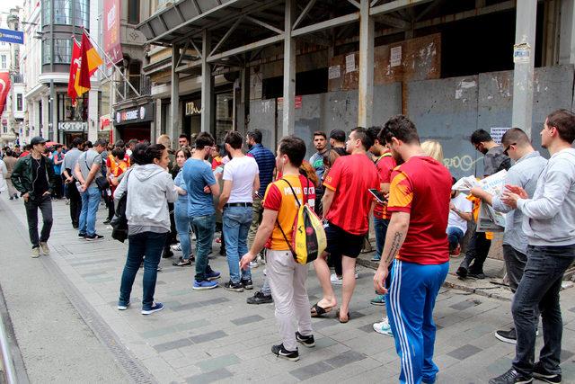 İstiklal Caddesi'nde metrelerce bilet kuyruğu