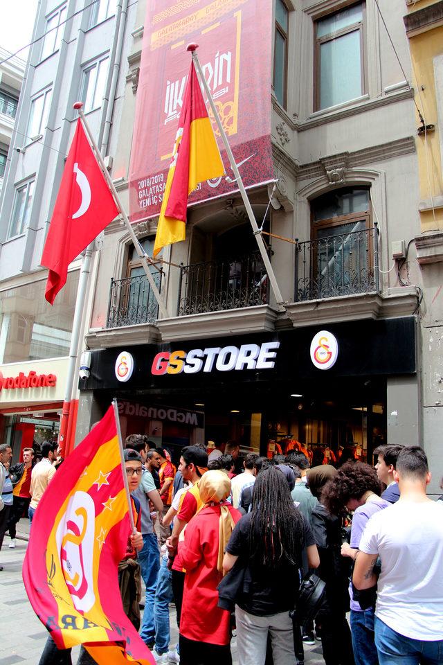 İstiklal Caddesi'nde metrelerce bilet kuyruğu