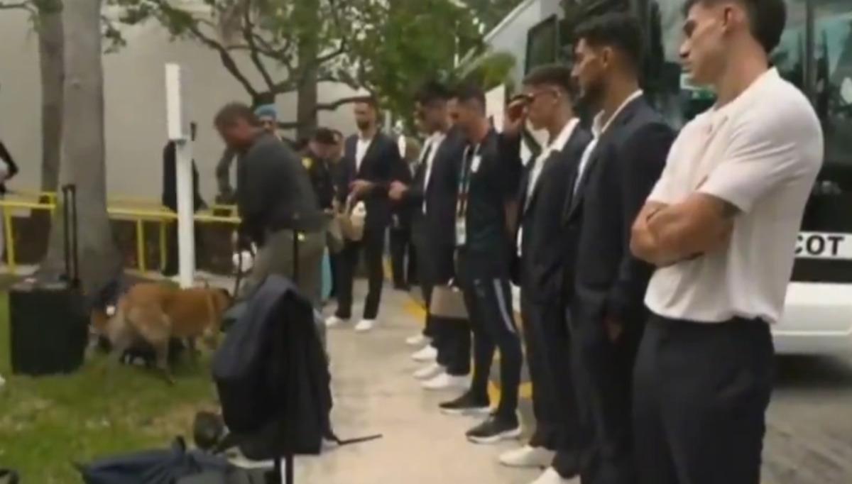 Dünya Kupası nda yıldız futbolcuları K9 köpeklerle aradılar! 1