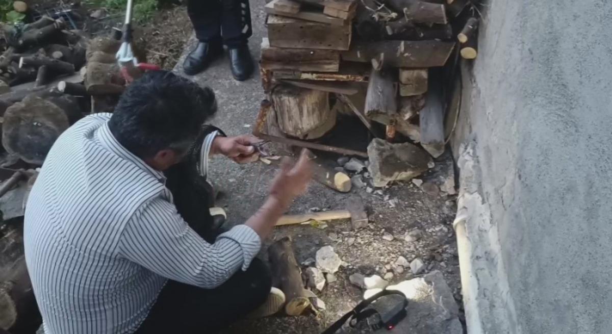 Yılanlara fısıldayan adam: Koluna dolanan 2 dev yılanı saklandıkları delikten böyle çıkardı 4
