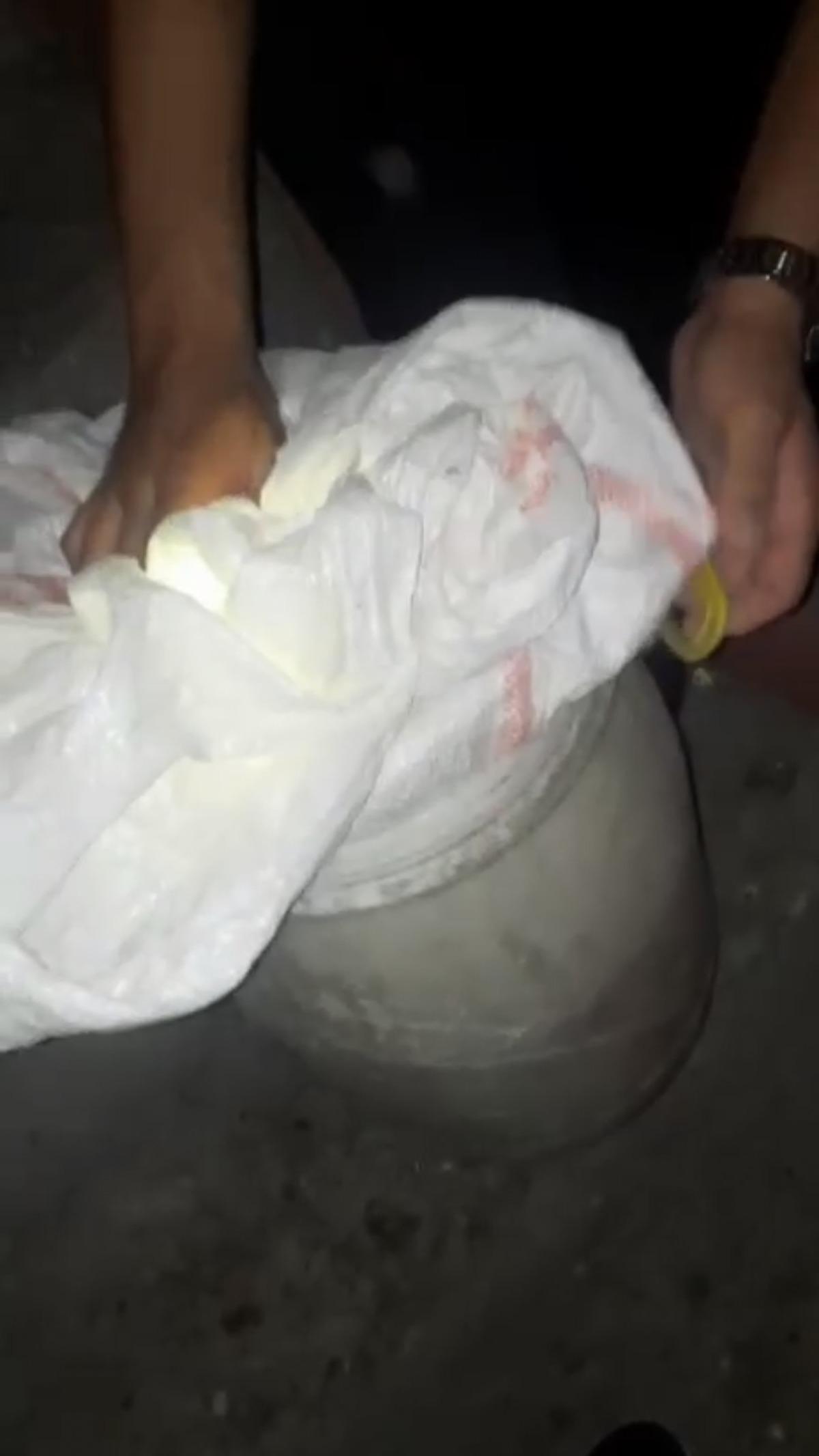 Aile binasından kilolarca uyuşturucu &ccedil;ıktı:  Pe&ccedil;eteye sarıp yutuyoruz  9
