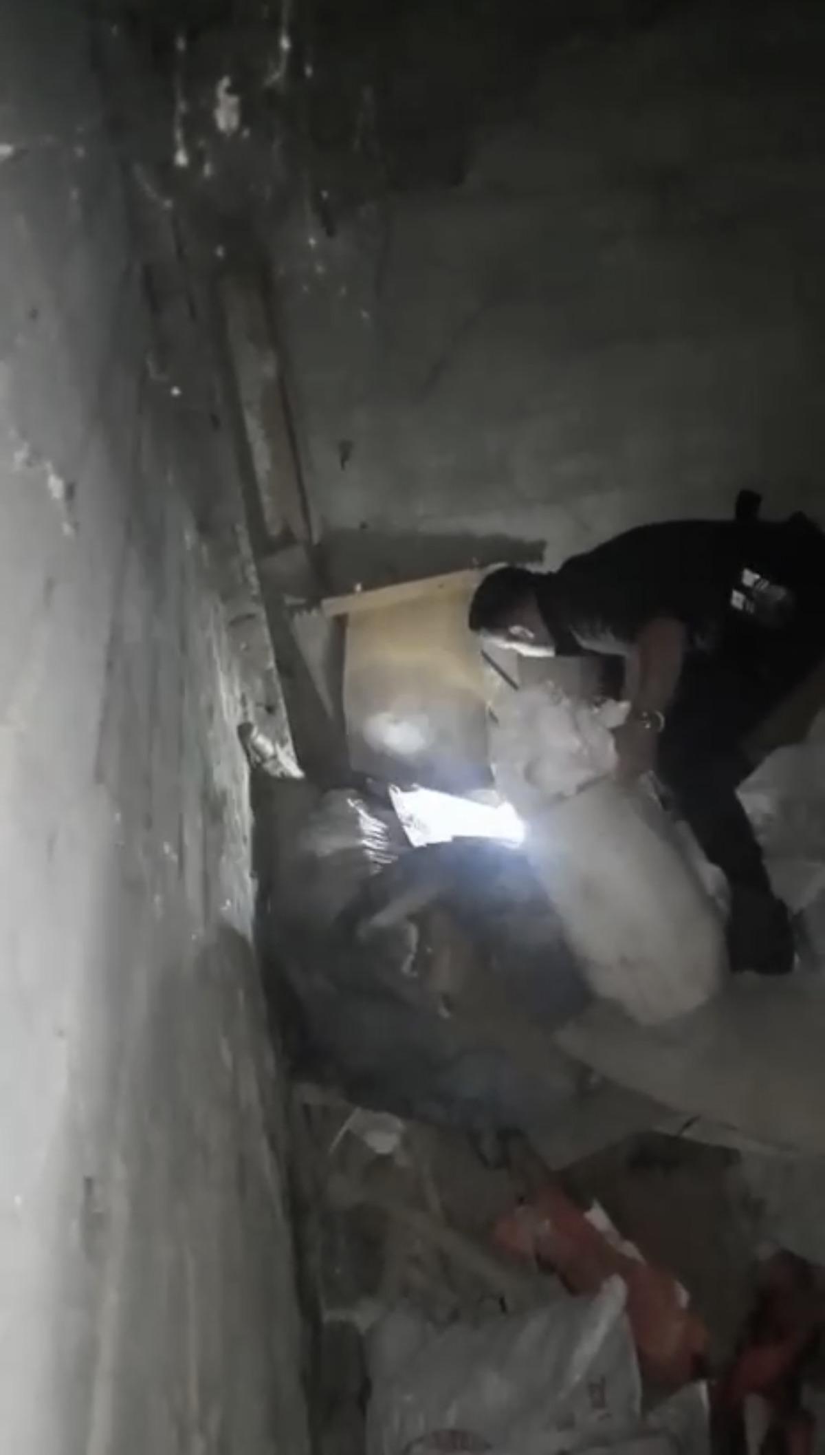 Aile binasından kilolarca uyuşturucu &ccedil;ıktı:  Pe&ccedil;eteye sarıp yutuyoruz  4