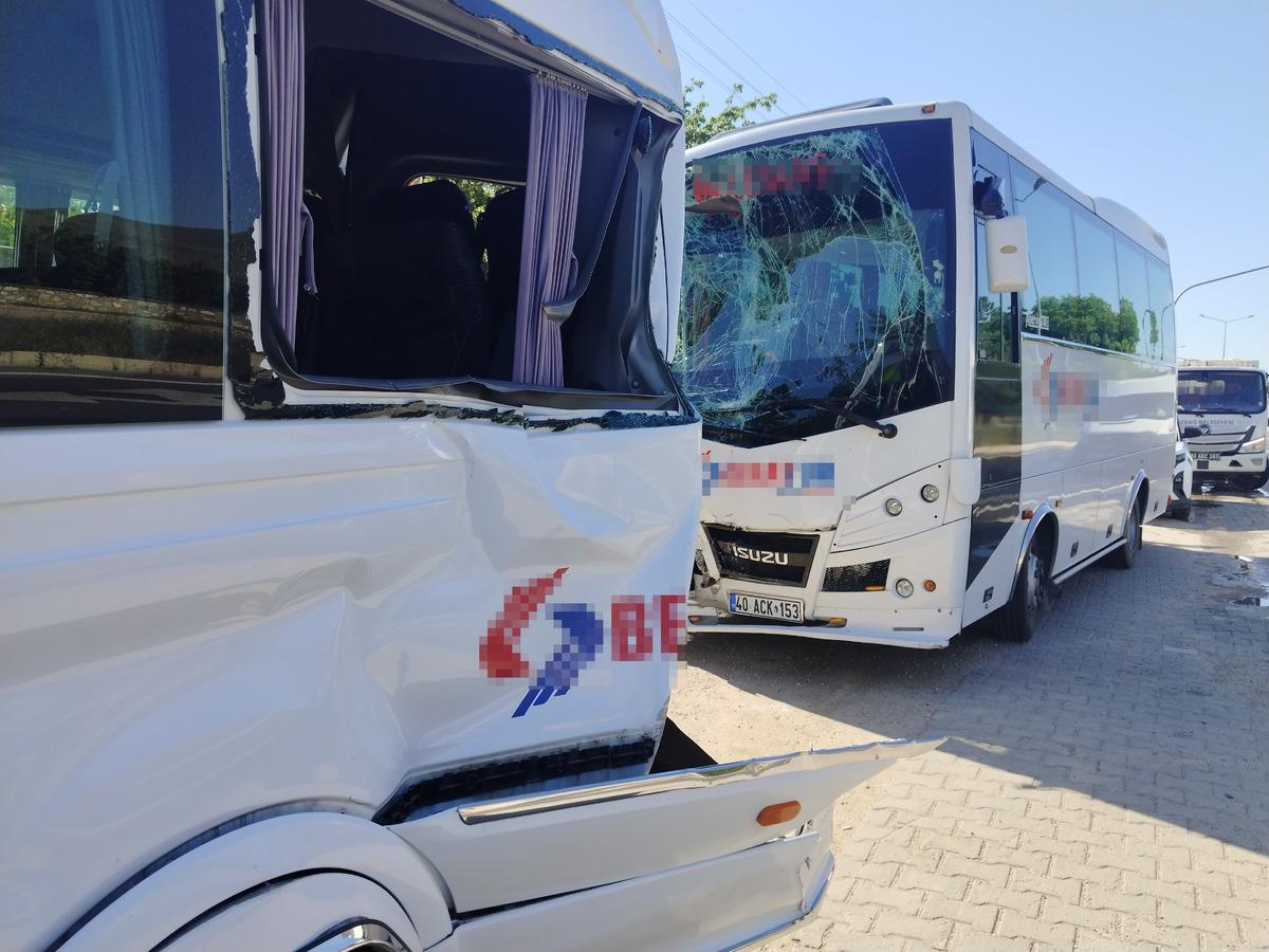 Kırşehir de işçi servis aracı minibüse çarptı: 42 yaralı 1