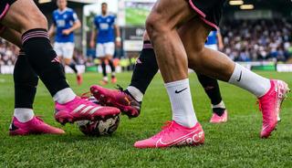 D&uuml;nya Kupası&rsquo;nda futbolcular neden pembe krampon giyiyor? 
