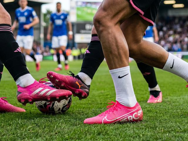 D&uuml;nya Kupası&rsquo;nda futbolcular neden pembe krampon giyiyor?