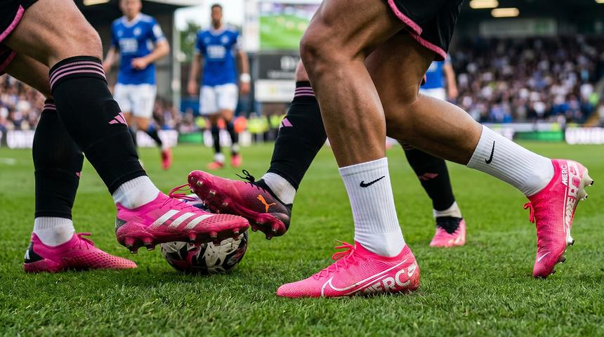 D&uuml;nya Kupası&rsquo;nda futbolcular neden pembe krampon giyiyor? Ger&ccedil;ek ortaya &ccedil;ıktı