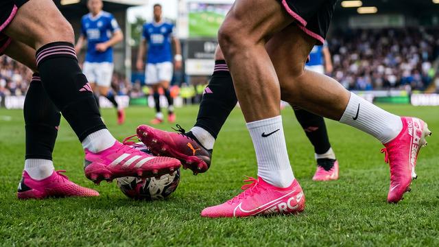 Dünya Kupası’nda futbolcular neden pembe krampon giyiyor? Gerçek ortaya çıktı