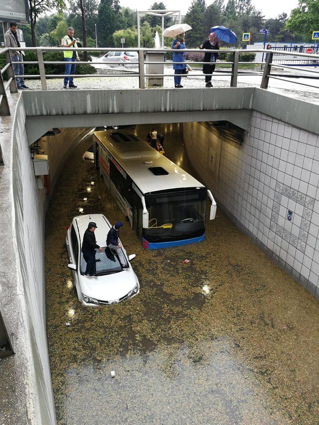 Ankara'yı dolu ve sel vurdu