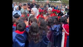 &Ouml;ğrencileri i&ccedil;in h&uuml;ng&uuml;r h&uuml;ng&uuml;r ağlayan &ouml;ğretmen g&uuml;ndem oldu