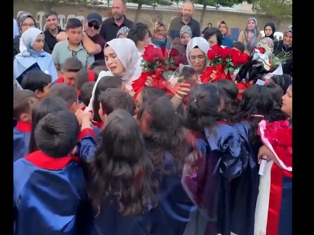 &Ouml;ğrencileri i&ccedil;in h&uuml;ng&uuml;r h&uuml;ng&uuml;r ağlayan &ouml;ğretmen g&uuml;ndem oldu