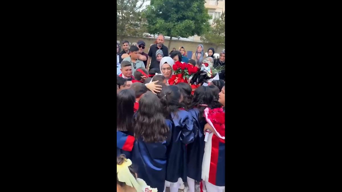 Mezun olan öğrencileri için kurdele kesip hüngür hüngür ağlayan öğretmen sosyal medyada gündem oldu 5