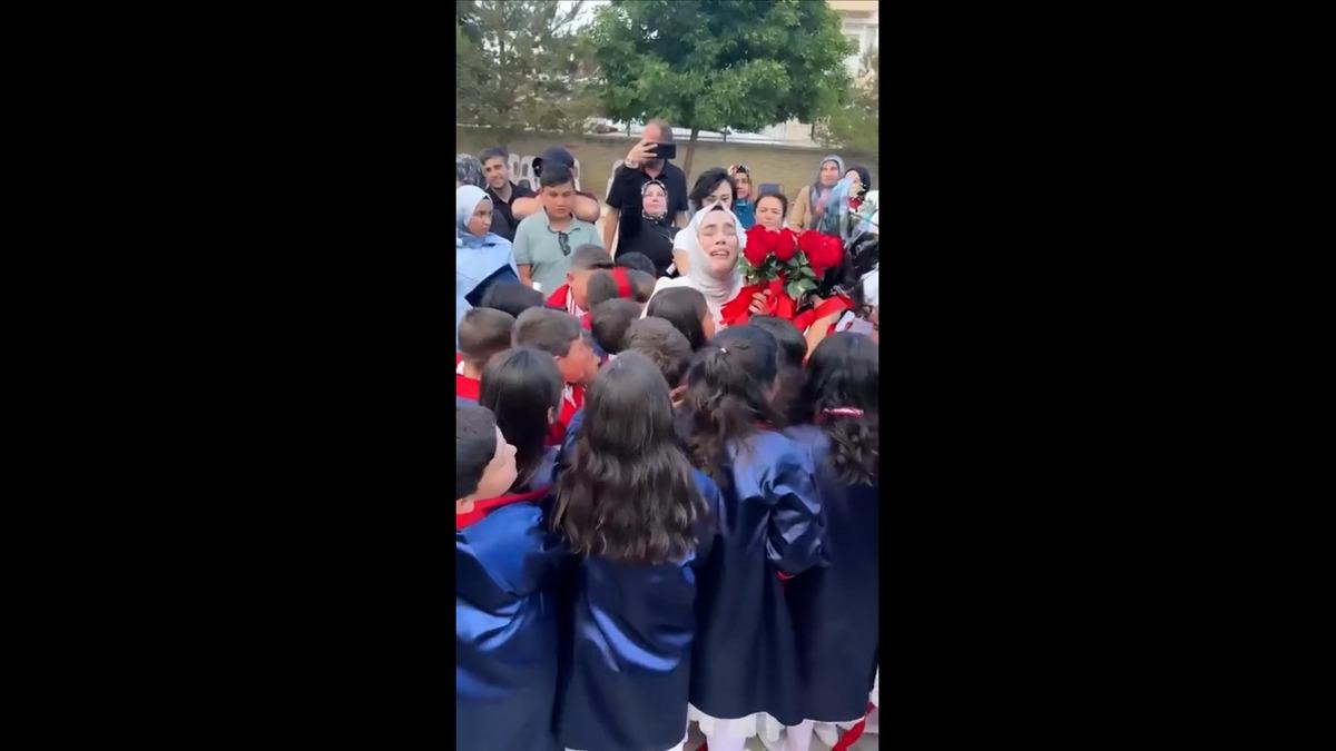Mezun olan öğrencileri için kurdele kesip hüngür hüngür ağlayan öğretmen sosyal medyada gündem oldu 4